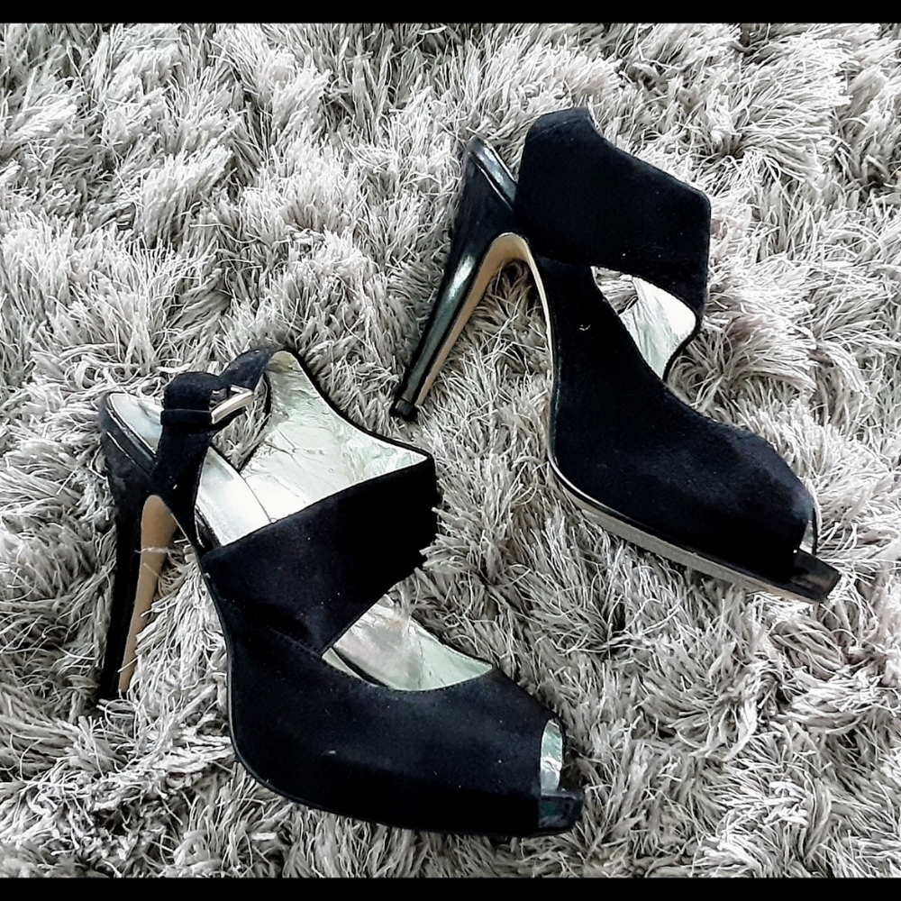 LIKE NEW! Platform sandals. **SOLD ON MERCARI**
